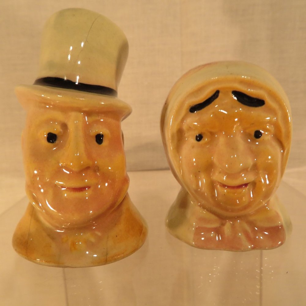 Vintage Olde English Type Salt & Pepper Shakers Ceramic (68C)